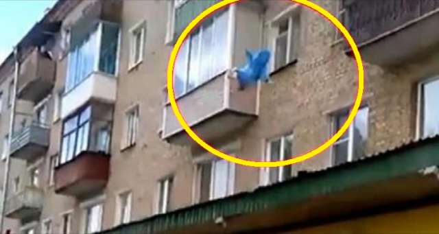 Hedh djalin e tij 11-muajsh nga kati i pestë,por kur të shihni se si fëmija ka “zbritur”, do të mbeteni me gojë hapur Hedh djalin e tij 11-muajsh nga kati i pestë,por kur të shihni se si fëmija ka “zbritur”, do të mbeteni me gojë hapur