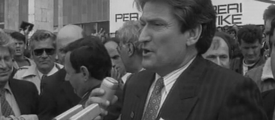 Detaj nga koha kur PD po krijohej sipas platformës “Katovica” Sali Berisha: Nuk je në listën tonë, për t’u pajisur me pardesy të bardhë! Detaj nga koha kur PD po krijohej sipas platformës “Katovica” Sali Berisha: Nuk je në listën tonë, për t’u pajisur me pardesy të bardhë!