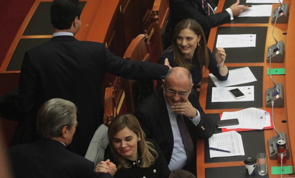 Basha, Berisha e Kryemadhi me sytë nga pasardhësi i Donald Lu: PD-LSI skenar për të rrëzuar të gjitha ligjet e reformës në drejtësi! Basha, Berisha e Kryemadhi me sytë nga pasardhësi i Donald Lu: PD-LSI skenar për të rrëzuar të gjitha ligjet e reformës në drejtësi!