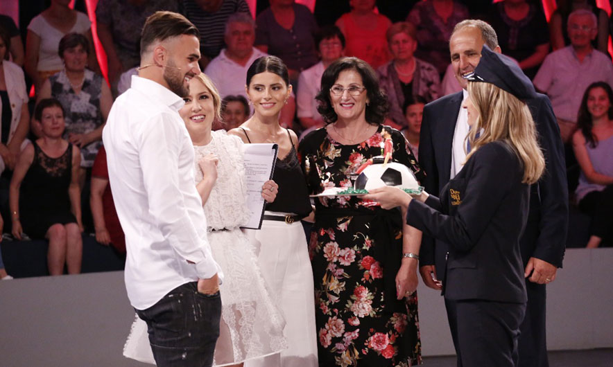 Sadiku dhuron mijëra euro për bamirësi dhe feston ditëlindjen me familjen në studio! Ju prezantojmë me të fejuarën e tij! Sadiku dhuron mijëra euro për bamirësi dhe feston ditëlindjen me familjen në studio! Ju prezantojmë me të fejuarën e tij!