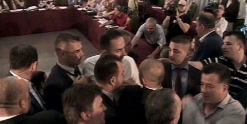 Çdo bëjmë me derrat e veshur me pushtet, të fituar nga një “palo” imunitet!