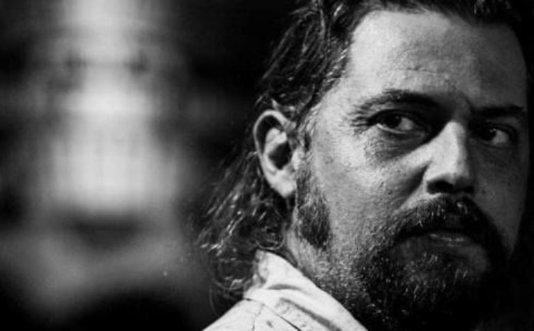 FOTO/ Denoncimi i frikshëm i këngëtarit: Po na vrasin ne dhe fëmijët tanë!