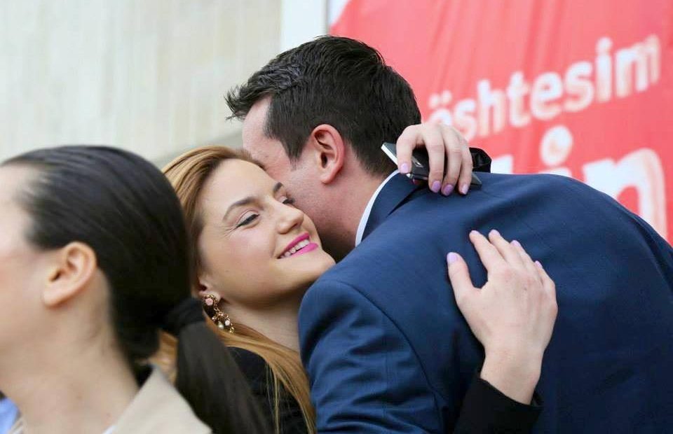 Fotoja e parë e djalit të Erion Veliaj, Ajola e prezantoi me të gjithë Fotoja e parë e djalit të Erion Veliaj, Ajola e prezantoi me të gjithë