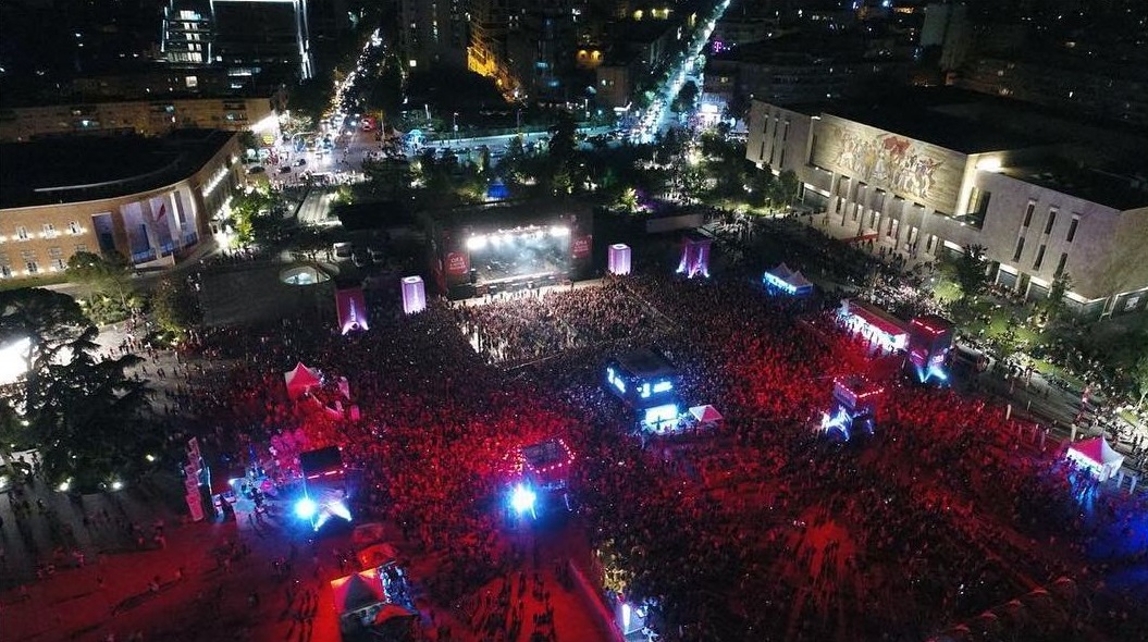 Pedagogu “del nga binarët”, fyen qytetarët që ndoqën koncertin: Dele dhe bagëti… popull derdimen! Qenie me një paaftësi të thellë për të menduar dhe gjykuar! Pedagogu “del nga binarët”, fyen qytetarët që ndoqën koncertin: Dele dhe bagëti… popull derdimen! Qenie me një paaftësi të thellë për të menduar dhe gjykuar!