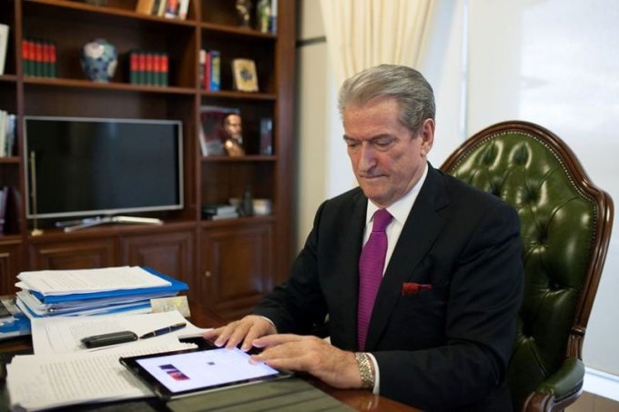 Pastruesve të “uturakëve digjital”, nuk do tu hiqet pulla e kuqe e k**vës mediatike