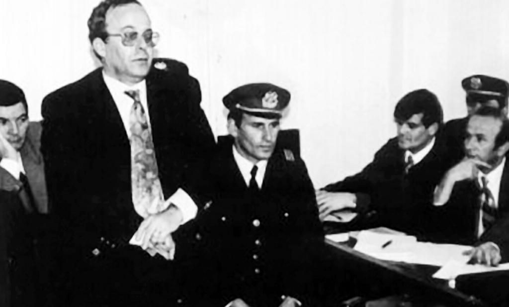 Muho Asllani: Tre ditë burg në javë në Bënçë i bënte dhe Rexhina me Fatos Nanon Muho Asllani: Tre ditë burg në javë në Bënçë i bënte dhe Rexhina me Fatos Nanon