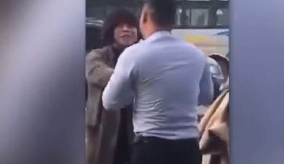 Kapet duke tradhtuar: Rrihet edhe nga gruaja edhe nga dashnorja (Video)