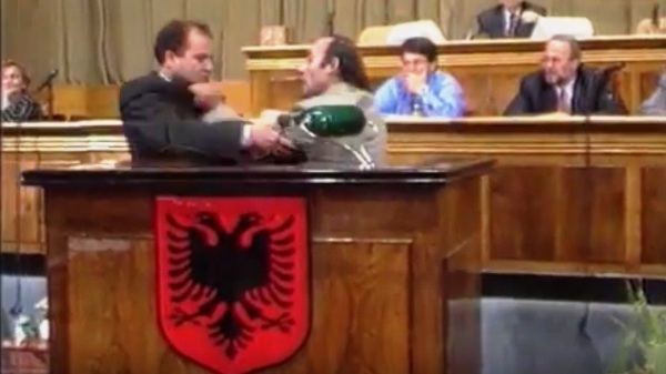 ”Sa prova force janë bërë në atë foltore, aq të mira qofshin”! A ka vlerë të bëhesh qytetar nderi? ”Sa prova force janë bërë në atë foltore, aq të mira qofshin”! A ka vlerë të bëhesh qytetar nderi?