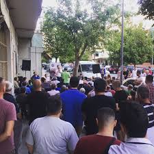 Çeta e Luçiano Boçit me 10 vetë proteston kundër Ramës dhe godet policin (Video) Çeta e Luçiano Boçit me 10 vetë proteston kundër Ramës dhe godet policin (Video)