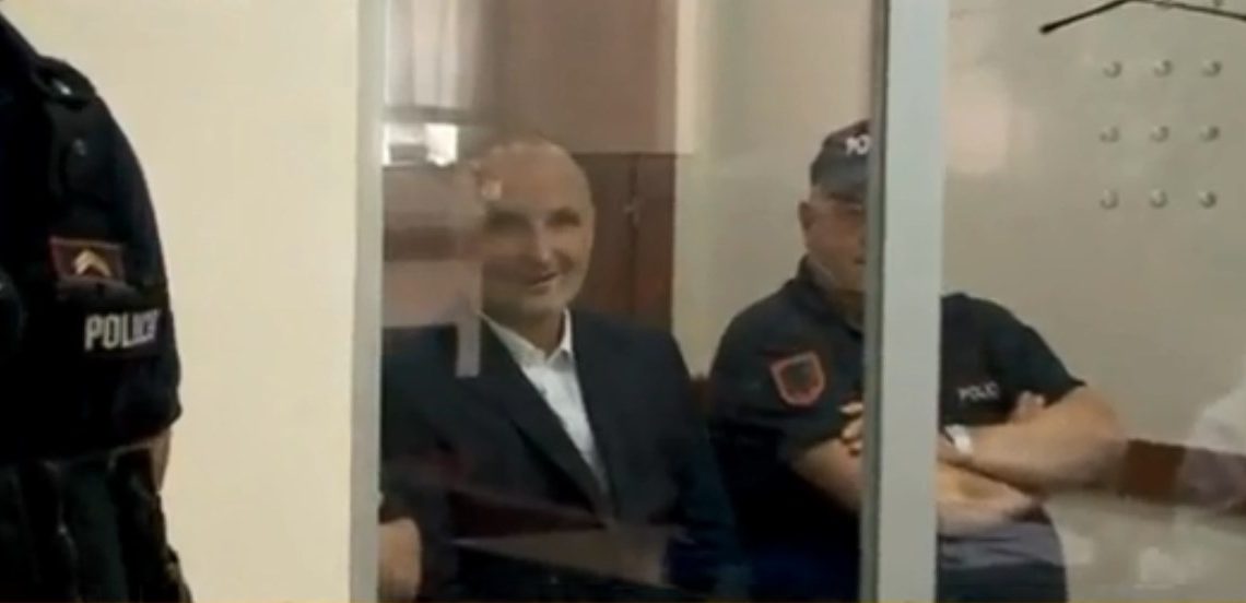 Zbardhen të tjera detaje nga dosja “Hajdari”, ja si u lejua arratisja e dëshmitarëve, polici gjyqësor nuk u la të futej në sallën e autopsisë Zbardhen të tjera detaje nga dosja “Hajdari”, ja si u lejua arratisja e dëshmitarëve, polici gjyqësor nuk u la të futej në sallën e autopsisë