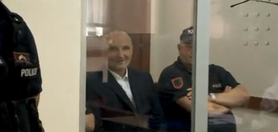 Tha gjëra të tmerrshme për Sali Berishën në gjyq, dalin pamjet e Izet Haxhisë kur mori lajmin për “Azem Hajdarin” Tha gjëra të tmerrshme për Sali Berishën në gjyq, dalin pamjet e Izet Haxhisë kur mori lajmin për “Azem Hajdarin”