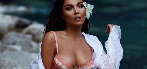 Françeska pa reçipeta në plazh dhe dorën tek “zogu” i lë të gjithë me gojë hapur (Foto) Françeska pa reçipeta në plazh dhe dorën tek “zogu” i lë të gjithë me gojë hapur (Foto)