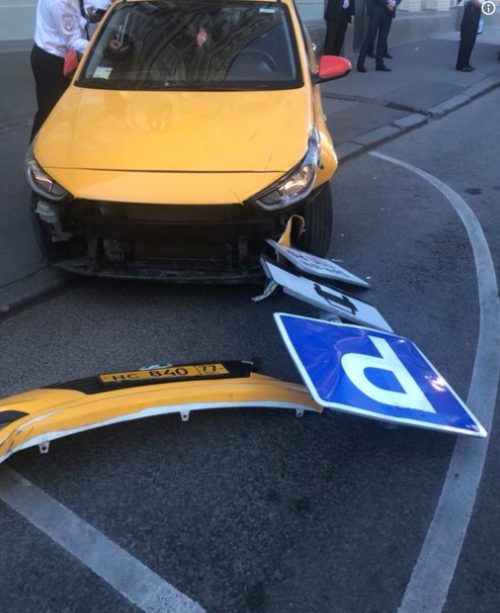 Pamje të frikshme nga Moska, si e mori taksia përpara turmën e tifozëve (Video) Pamje të frikshme nga Moska, si e mori taksia përpara turmën e tifozëve (Video)