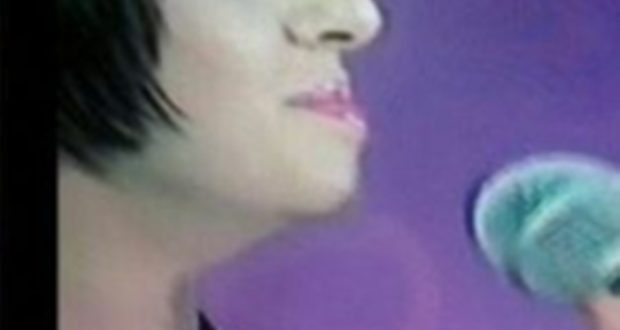 Foto shokuese të këngëtares: Leku moj motrani nga gomaricë të bënë femër yll (Foto) Foto shokuese të këngëtares: Leku moj motrani nga gomaricë të bënë femër yll (Foto)