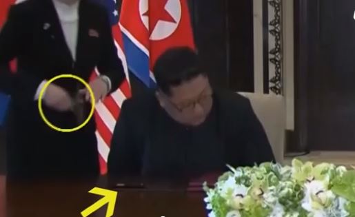 VIDEO/ Paranoja e Kim, agjenti korean inspekton stilografin para firmës me Trump VIDEO/ Paranoja e Kim, agjenti korean inspekton stilografin para firmës me Trump