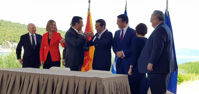 Gjesti që cuditi të gjithë: Pse Kryeministri maqedonas i dhuroj kravaten Kryeministrit grek Gjesti që cuditi të gjithë: Pse Kryeministri maqedonas i dhuroj kravaten Kryeministrit grek