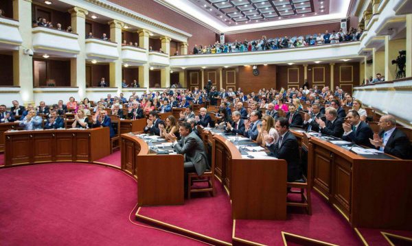 Deputetët shkelin ligjin ”me të dyja këmbët”, kalojnë pa doganë makinat 100 mijë euroshe (Emrat) Deputetët shkelin ligjin ”me të dyja këmbët”, kalojnë pa doganë makinat 100 mijë euroshe (Emrat)