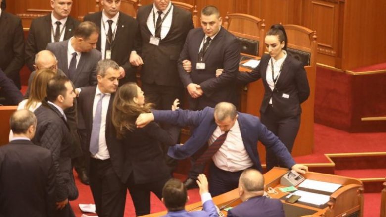Shumë shpejt LSI me 10 deputetë! Njëri iku, por gati 6 të tjerë që nuk e “njohin” Kryemadhin Shumë shpejt LSI me 10 deputetë! Njëri iku, por gati 6 të tjerë që nuk e “njohin” Kryemadhin