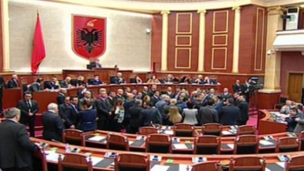 Po nxirren emra nga Parlamenti, kush janë VIP-at që prite Po nxirren emra nga Parlamenti, kush janë VIP-at që prite