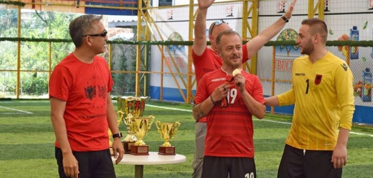 Fotolajm/ Donald Lu siç nuk e keni parë asnjëherë, heq kostumin për të veshur… Fotolajm/ Donald Lu siç nuk e keni parë asnjëherë, heq kostumin për të veshur…