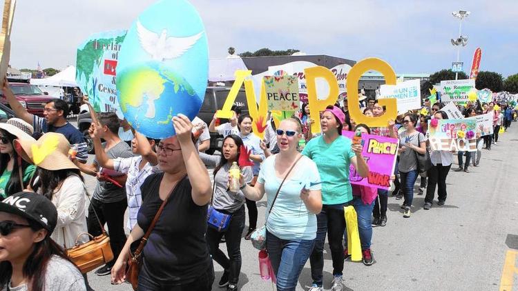 Gruaja që i’a “luajti deputetit të PD në protestë: Më pëlqen shumë, po s’ta di emrin (Video) Gruaja që i’a “luajti deputetit të PD në protestë: Më pëlqen shumë, po s’ta di emrin (Video)