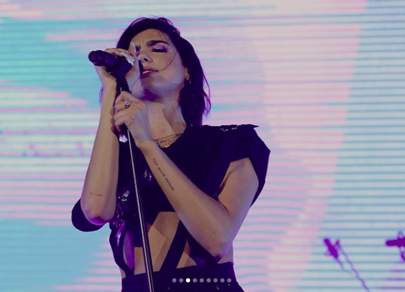 Video/ I hedhin flamurin Rus në skenë, ky reagim epik i Dua Lipës nuk pritej Video/ I hedhin flamurin Rus në skenë, ky reagim epik i Dua Lipës nuk pritej