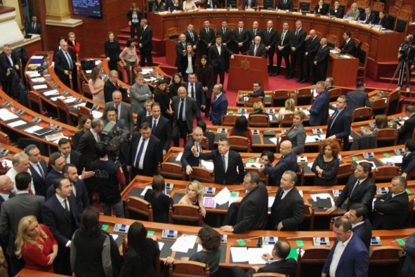 ‘’Deputetët e opozitës janë lëshuar nga znixhirët e vetëpërmbajtjes njërezore, kafshojnë me fjalë të ndyra çdo hapësirë të lirë që gjejnë përpara’’ ‘’Deputetët e opozitës janë lëshuar nga znixhirët e vetëpërmbajtjes njërezore, kafshojnë me fjalë të ndyra çdo hapësirë të lirë që gjejnë përpara’’