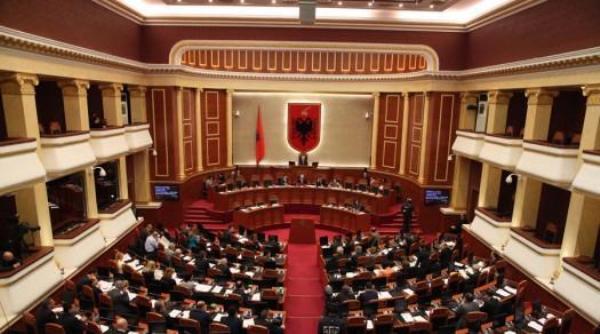 Bashkëshortët dhe të afërmit e ministrave ”bëjnë ligjin” në administratën shtetërore. Fëmijët e deputetëve të PD-PS poste në ministri e drejtori