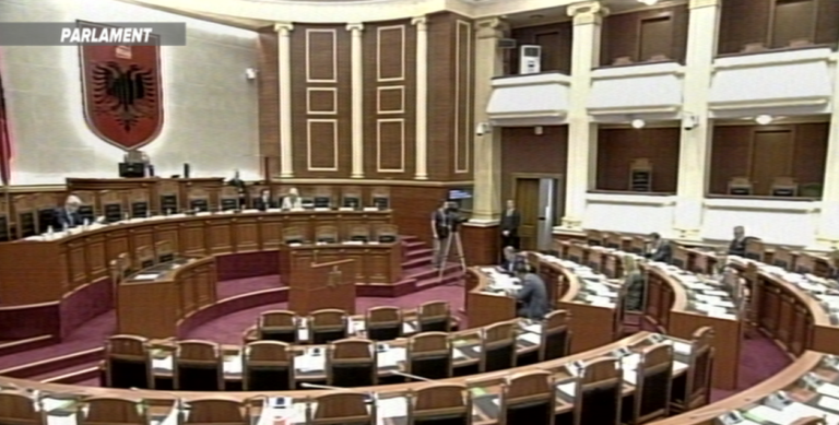 Kuvendi nis seancën, deputetët e PD nuk janë në sallë/ Arsyeja: Po i armatos Luli në seli me vezë dhe doping politik