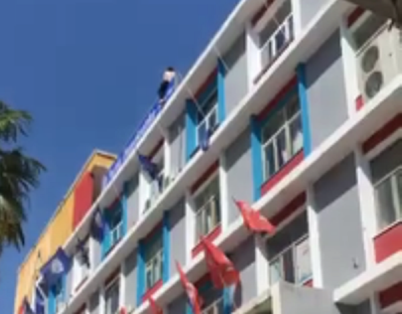 VIDEO/ Një grua ka hipur mbi selinë e Partisë Demokratike dhe po tenton të hidhet! VIDEO/ Një grua ka hipur mbi selinë e Partisë Demokratike dhe po tenton të hidhet!