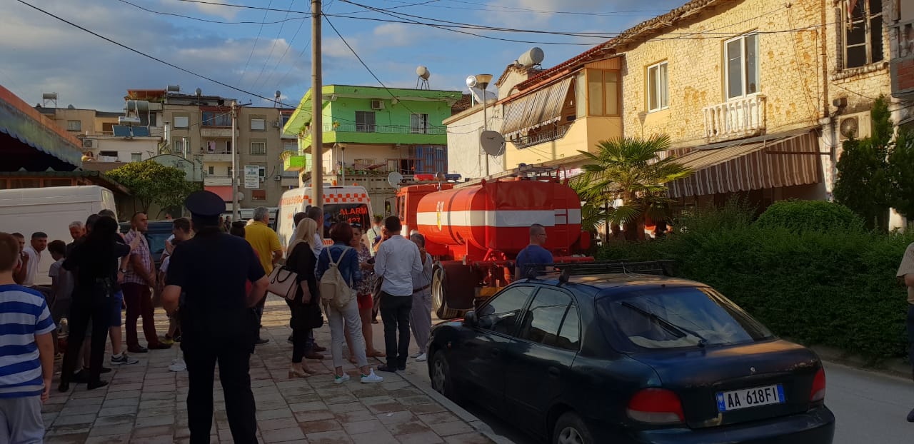 Detajet e “horrorit”, beratasi mbante të lidhur djalin prej 3 ditësh, goditi me sëpatë policët Detajet e “horrorit”, beratasi mbante të lidhur djalin prej 3 ditësh, goditi me sëpatë policët