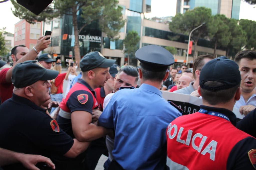 FOTOT: Tensionohet situata, të rinjtë e PD-së dhe LSI-së përplasen me policët para Min. së Brendshme FOTOT: Tensionohet situata, të rinjtë e PD-së dhe LSI-së përplasen me policët para Min. së Brendshme