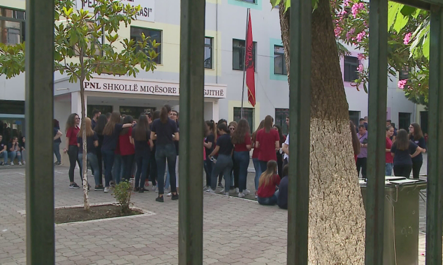 Provimi i matematikës, maturantët kaluan testin më të vështirë Provimi i matematikës, maturantët kaluan testin më të vështirë