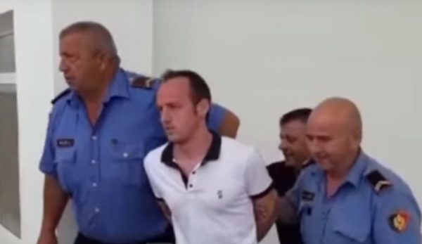 ”Jeni gjykatë e korruptuar, nuk kam vrarë prindërit, por dy hije që u ngjasonin atyre” ”Jeni gjykatë e korruptuar, nuk kam vrarë prindërit, por dy hije që u ngjasonin atyre”