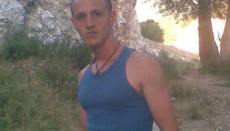 U mori jetën prindërve pas deportimit nga Anglia, tregon arsyen 26-vjeçari: “Më kanë futur kokën në kazan me ujë dhe më kanë rrahur” U mori jetën prindërve pas deportimit nga Anglia, tregon arsyen 26-vjeçari: “Më kanë futur kokën në kazan me ujë dhe më kanë rrahur”