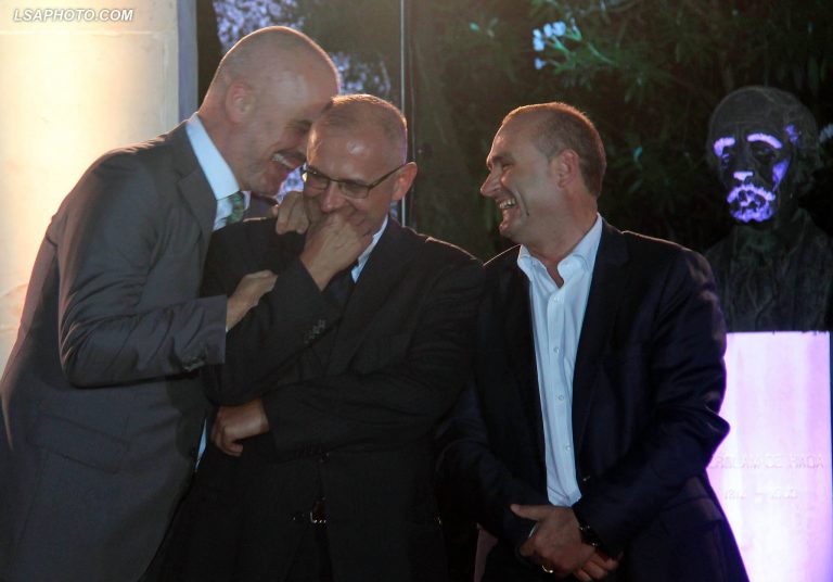 Vasali nuk fle pa sharë Ramën! Qytetarët e masakrojnë: Tru shpëlarë dhe k*qe tredhur, je mësuar për ta dredhur! Vasali nuk fle pa sharë Ramën! Qytetarët e masakrojnë: Tru shpëlarë dhe k*qe tredhur, je mësuar për ta dredhur!