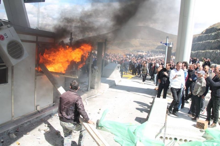 “Babolet” pasi grabitën Rrugën e Kombit, tani kërkojnë ta shkatërrojnë! “Babolet” pasi grabitën Rrugën e Kombit, tani kërkojnë ta shkatërrojnë!