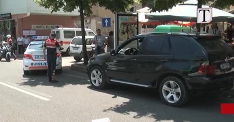 VIDEO: “Shqiponja” ndalon “BMW” X5 me hashash në mes të Tiranës, trafikantët arratisen VIDEO: “Shqiponja” ndalon “BMW” X5 me hashash në mes të Tiranës, trafikantët arratisen