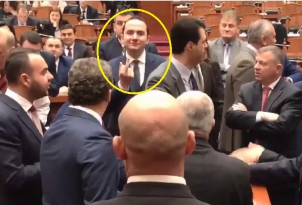 A mund ta kuptoi ndokush?! Gent Zenelaj dhe Erioni Isai janë të dy dakord për teatrin e ri, por përse debatojnë?! A mund ta kuptoi ndokush?! Gent Zenelaj dhe Erioni Isai janë të dy dakord për teatrin e ri, por përse debatojnë?!