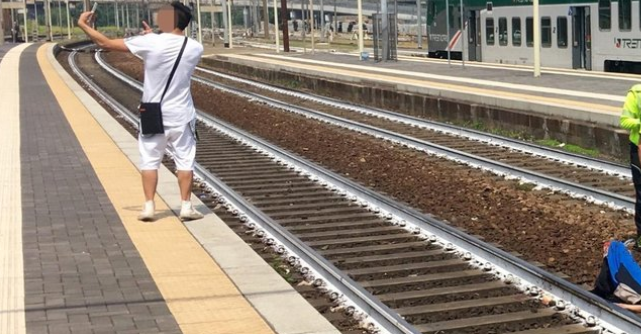 Selfie me sfondin e tmerrshëm, kjo foto po trondit rrjetin Selfie me sfondin e tmerrshëm, kjo foto po trondit rrjetin