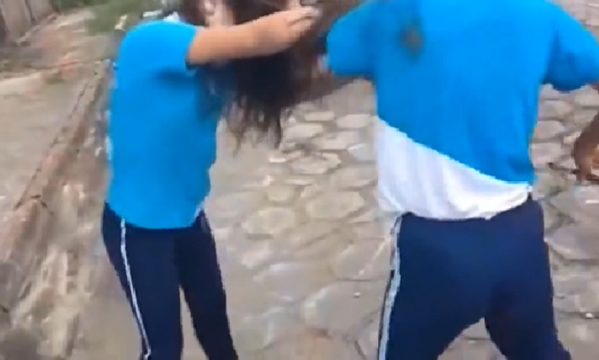 E tmershme/ Nëna pasi i jep thikën vajzës, e inkurajon të ther shoqen e ngushtë (VIDEO) E tmershme/ Nëna pasi i jep thikën vajzës, e inkurajon të ther shoqen e ngushtë (VIDEO)