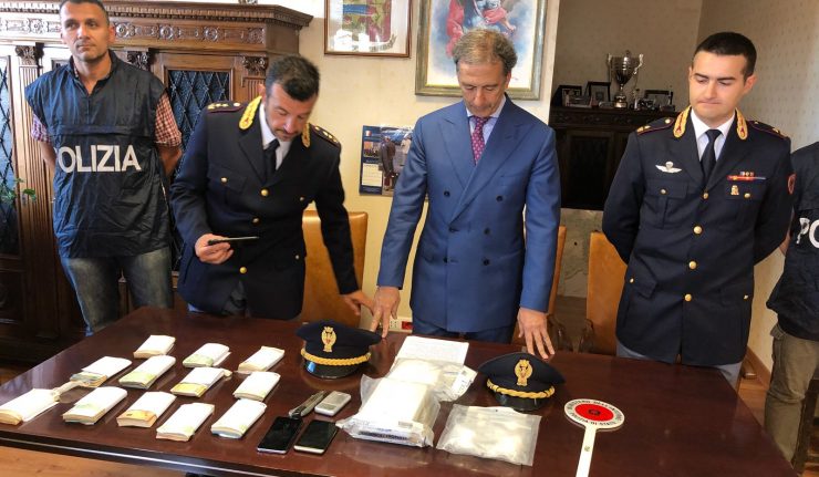 Shqiptari kishte fshehur paratë dhe kokainën sipas traditës, e spiunojnë dhe ia zbulojnë Shqiptari kishte fshehur paratë dhe kokainën sipas traditës, e spiunojnë dhe ia zbulojnë