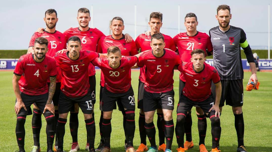 “Çojeni me rujt dele, ku k**** e keni gjet atë trajner”! Shqiptarët kryqëzojnë Panuçin në rrjetet sociale “Çojeni me rujt dele, ku k**** e keni gjet atë trajner”! Shqiptarët kryqëzojnë Panuçin në rrjetet sociale