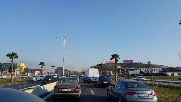 Të gjithë “turren” drejt plazhit, shkaktohet kaos në autostradë Të gjithë “turren” drejt plazhit, shkaktohet kaos në autostradë