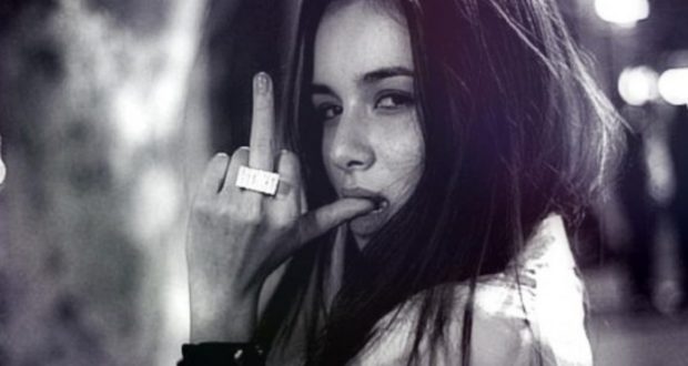 Kjo video është për femrat që u pëlqen qejfi dhe që nuk ua ndien për asgjë (Video)