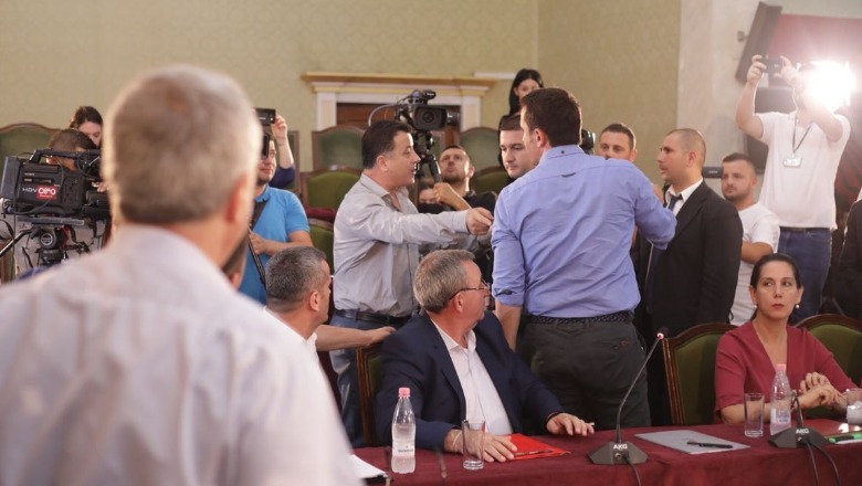 Frikacakët që bëjnë show të mbrojtur nga imuniteti: Demokratët kthehen në kohën e pushtetit të parë të Berishës, harrojnë fjalën dhe nxjerrin grushtat por …pas gardistëve Frikacakët që bëjnë show të mbrojtur nga imuniteti: Demokratët kthehen në kohën e pushtetit të parë të Berishës, harrojnë fjalën dhe nxjerrin grushtat por …pas gardistëve