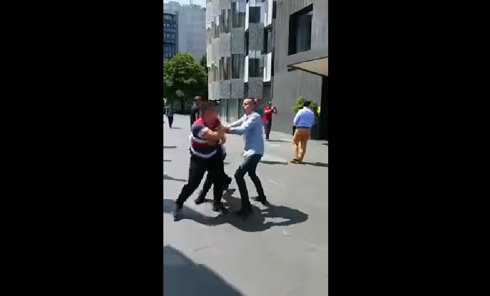 Veliaj ironizon ithtarët-ushtarë të Lulit, që lëshuan vezë ndaj tij: Bëni më shumë stërvitje për herën tjetër (Video) Veliaj ironizon ithtarët-ushtarë të Lulit, që lëshuan vezë ndaj tij: Bëni më shumë stërvitje për herën tjetër (Video)