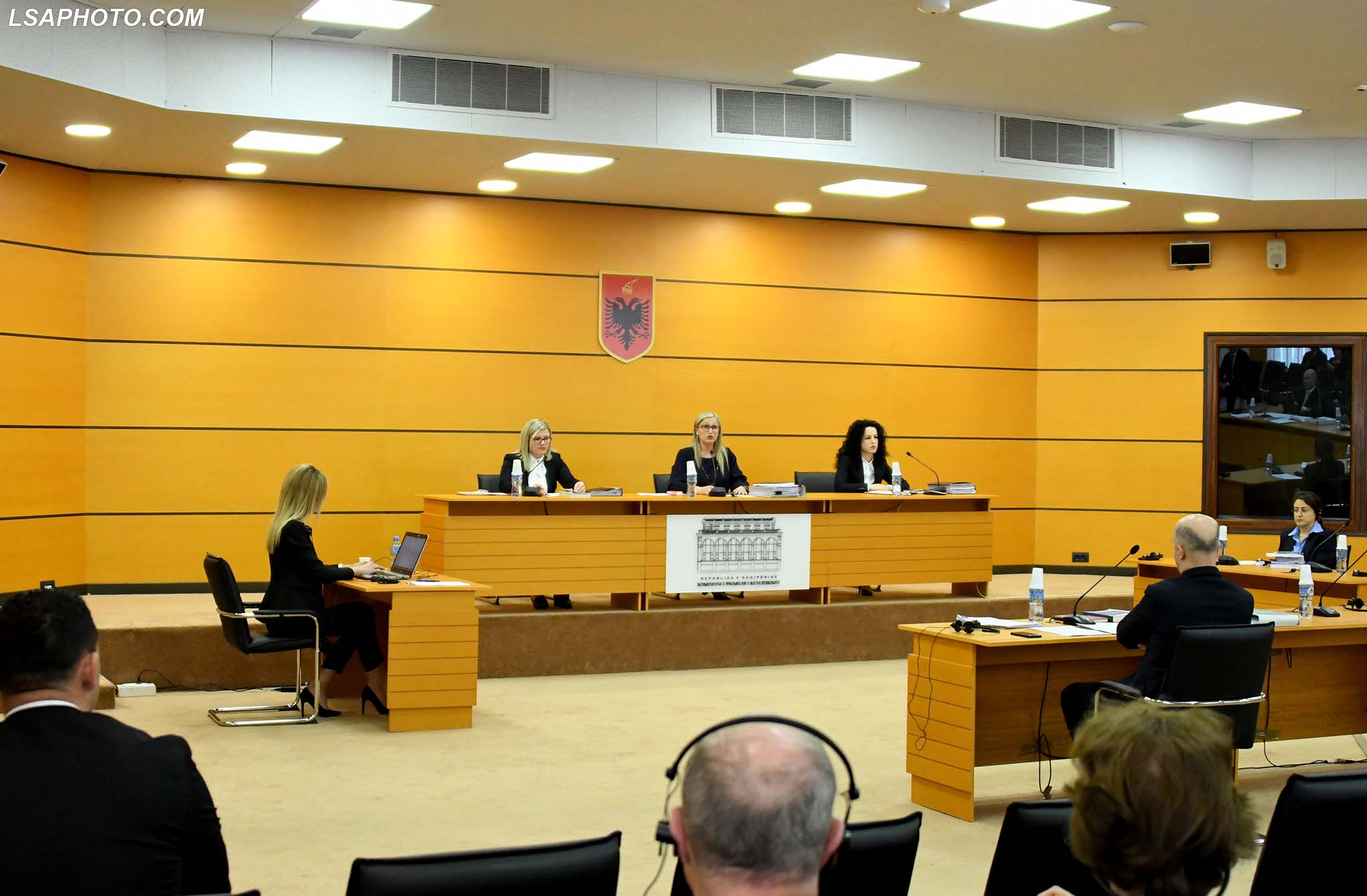 Drejtësia e re në duart e grave, ‘digjen’ të gjithë burrat Drejtësia e re në duart e grave, ‘digjen’ të gjithë burrat