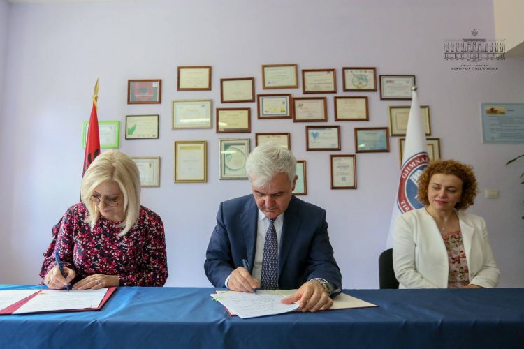 Nënshkruhet marrëveshja, Xhafaj: Oficerë sigurie nëpër shkolla për të përmisuar këto ambiente Nënshkruhet marrëveshja, Xhafaj: Oficerë sigurie nëpër shkolla për të përmisuar këto ambiente