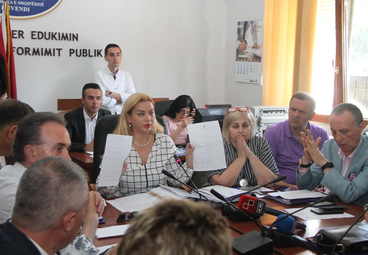 VIDEO/ Plas sherri tek Komisioni i Medias, e quajti legen, Fidel Ylli i përvishet Luçiano Boçit: Rrugaç ordiner, halabak…! VIDEO/ Plas sherri tek Komisioni i Medias, e quajti legen, Fidel Ylli i përvishet Luçiano Boçit: Rrugaç ordiner, halabak…!